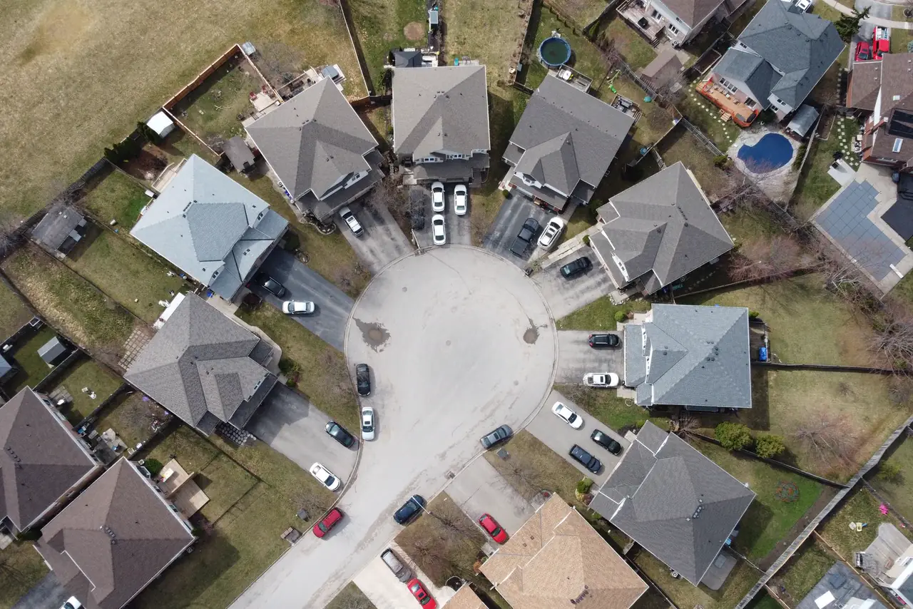 Aerial view of a suburban cul de sac of family homes in Thorold, Ontario